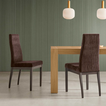 Silla Magic de la marca nacional Pemi Mobiliario en tapizado Andros 14 y vista de ambiente.