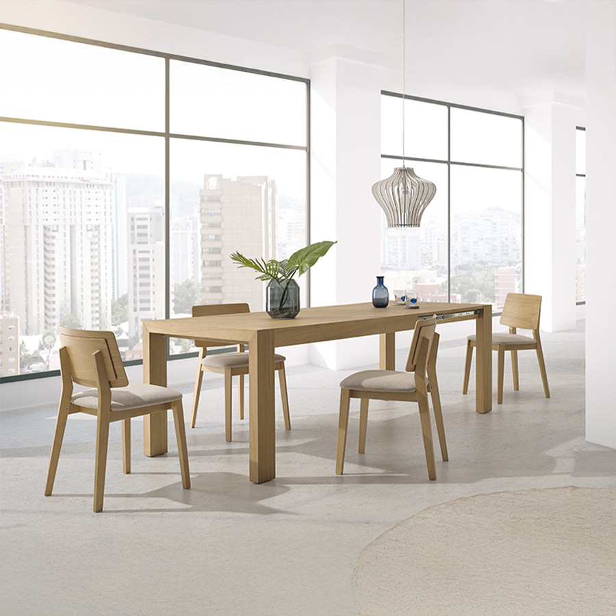 Silla Vilma de Pemi con asiento tapizado y respaldo y estructura de haya en vista de ambiente.