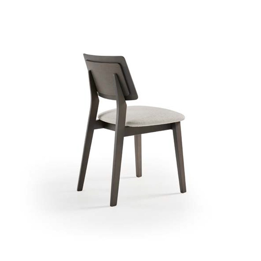Silla Vilma de Pemi Mobiliario en tapizado Taipei 4 en posición trasera.