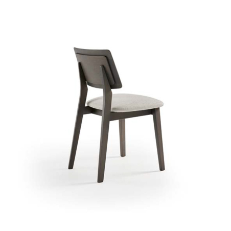 Silla Vilma de Pemi Mobiliario en tapizado Taipei 4 en posición trasera.
