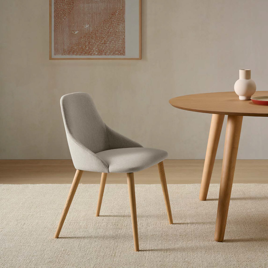 Silla Klem de la marca Pemi Mobiliario en tapizado Taipei 4  y vista de ambiente.
