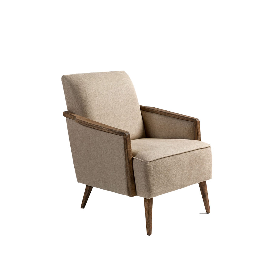 Sillón tapizado en lino natural con patas de roble de Crisal Decoración