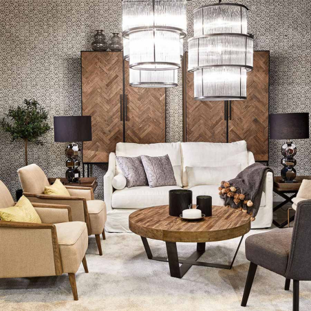 Sillón tapizado en lino natural con patas de roble de Crisal Decoración integrado en ambiente