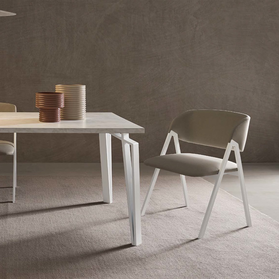 Silla Riu de la marca Pemi en acabado taipei 4 y patas de metal blanco en ambiente.