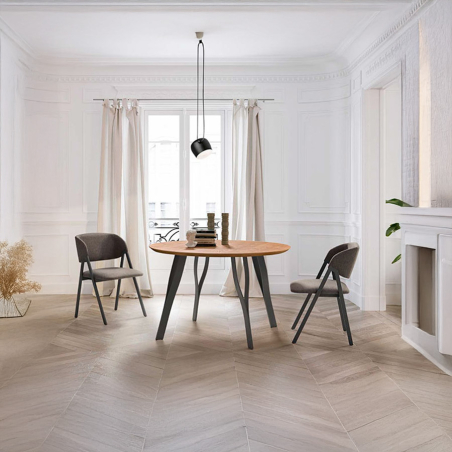 Silla Riu de la marca Pemi en acabado taipei 8 y patas de metal negro en ambiente.