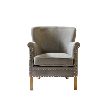 Vista frontal del Sillón en lino gris con tachuelas y patas de madera, de Crisal Decoración