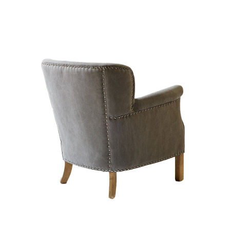 Vista lateral trasera del Sillón de lino gris con tachuelas y con patas de madera de Crisal Decoración