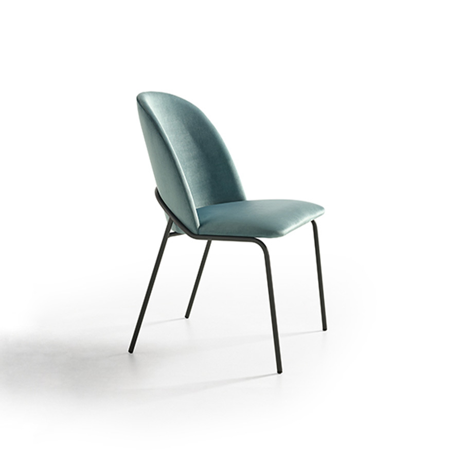 Silla Nova de la marca nacional Pemi Mobiliario en tapizado brunei azul.