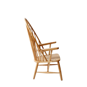 Vista frontal del Sillón fabricado en madera con palillería y asiento de fibra, de Crisal Decoración 2