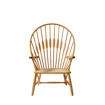 Vista frontal del Sillón fabricado en madera con palillería y asiento de fibra, de Crisal Decoración