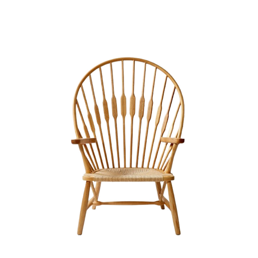 Vista frontal del Sillón fabricado en madera con palillería y asiento de fibra, de Crisal Decoración