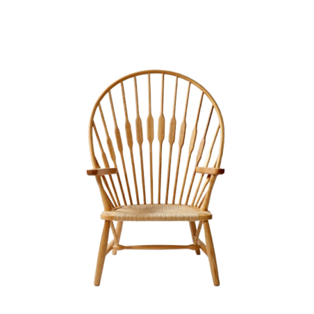 Vista frontal del Sillón fabricado en madera con palillería y asiento de fibra, de Crisal Decoración