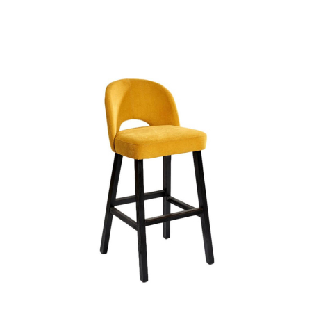 Taburete tapizado en tela de color mostaza y patas de madera, de Crisal Decoración