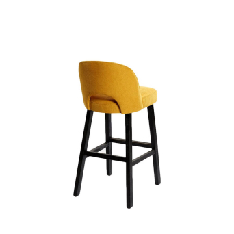 Taburete tapizado en tela de color mostaza y patas de madera, de Crisal Decoración 2