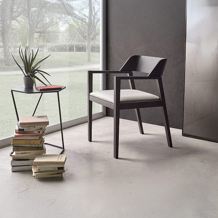 Silla Midas de la marca Pemi Mobiliario en tapizado Brunei 6 en vista de ambiente.