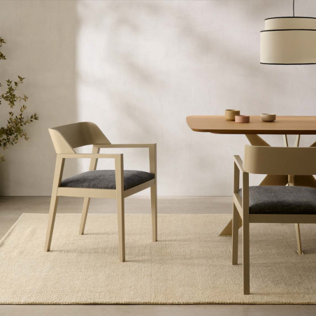 Silla Midas de la marca Pemi Mobiliario en tapizado Arnol 1 en vista de ambiente.