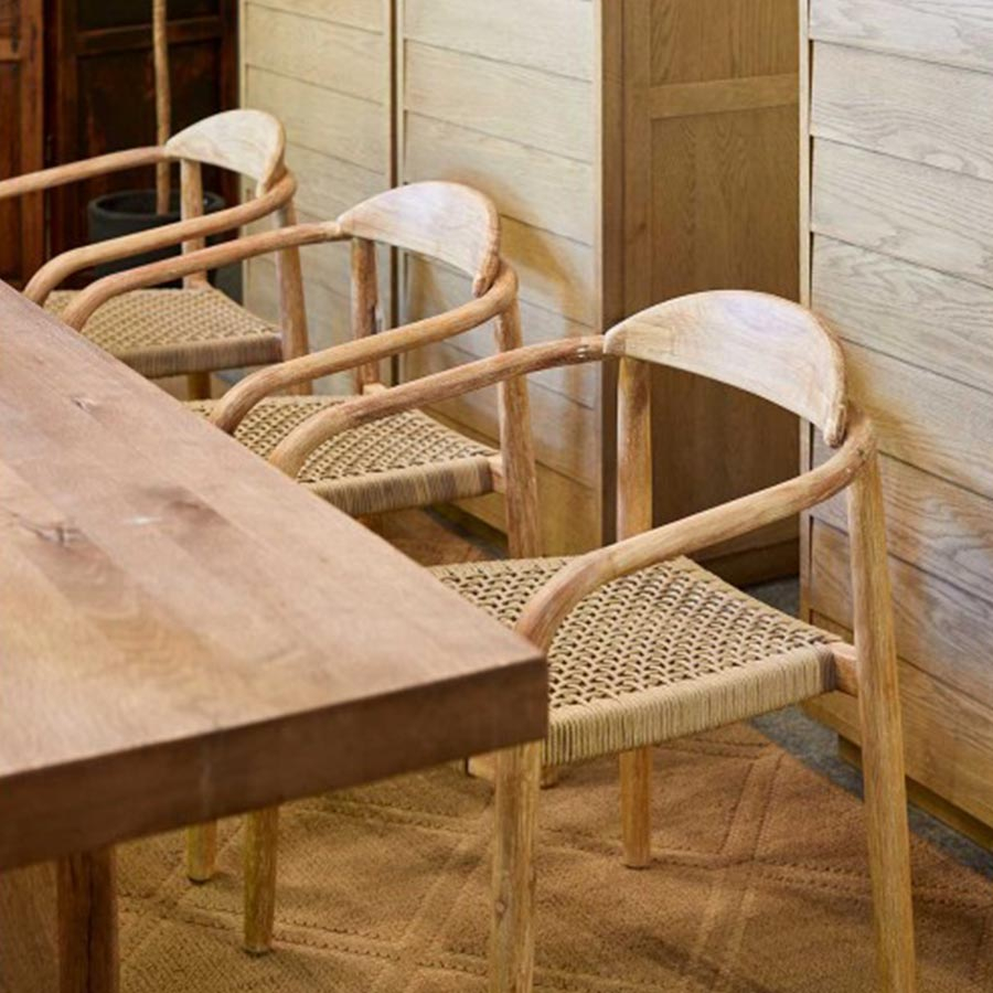 Silla Javiro de Crisal Decoración junto a mesa
