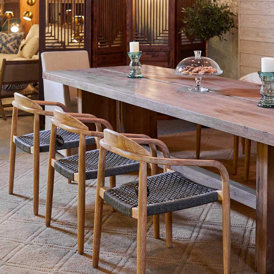Silla Javiro de Crisal Decoración, acabado del asiento gris oscuro, integrada en ambiente