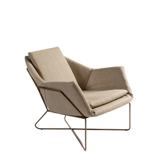 Sillón de lino beige con pata de metal dorado de Crisal Decoración