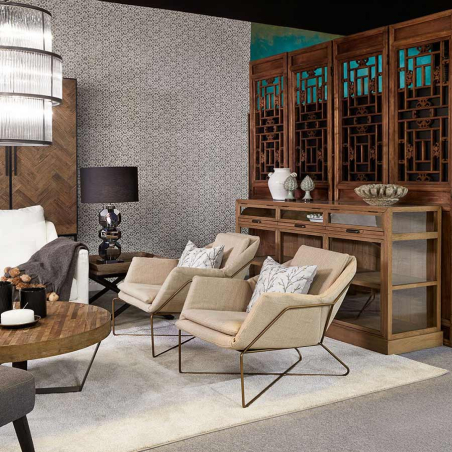 Sillón de lino beige con pata de metal dorado de Crisal Decoración integrado en ambiente