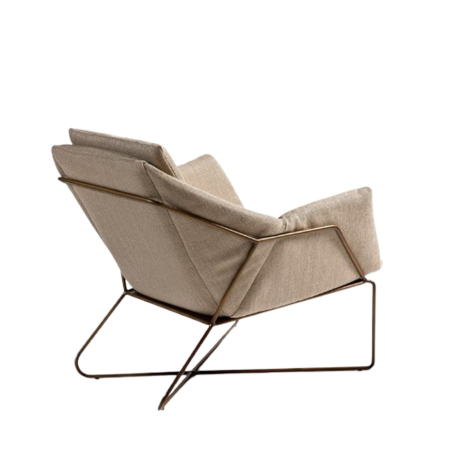 Vista lateral trasera del Sillón de lino beige con pata de metal dorado de Crisal Decoración
