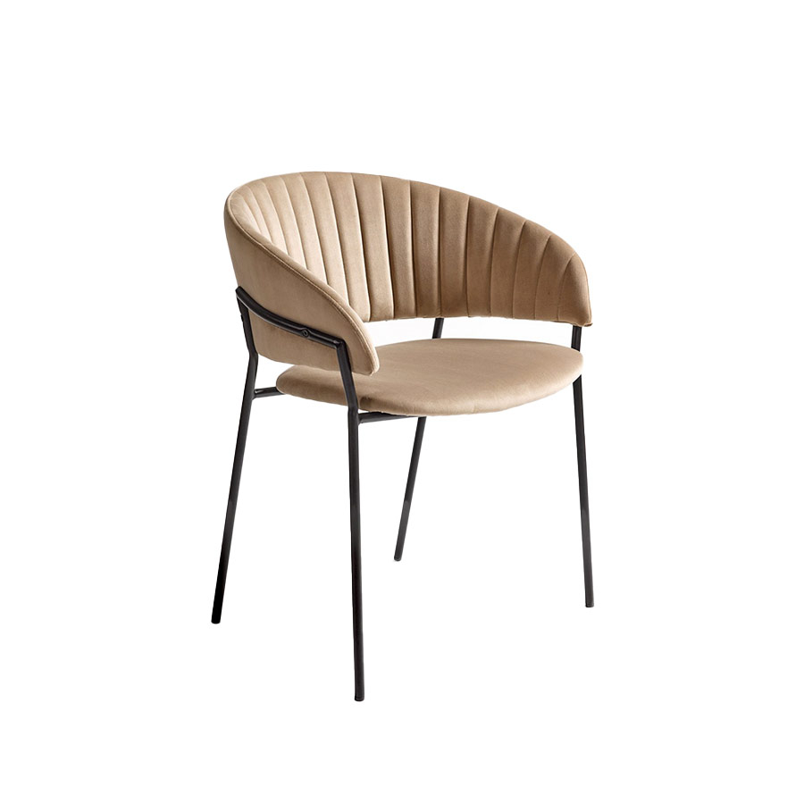 Silla de terciopelo beige, con asiento curvo y estructura de metal negro, de Crisal Decoración