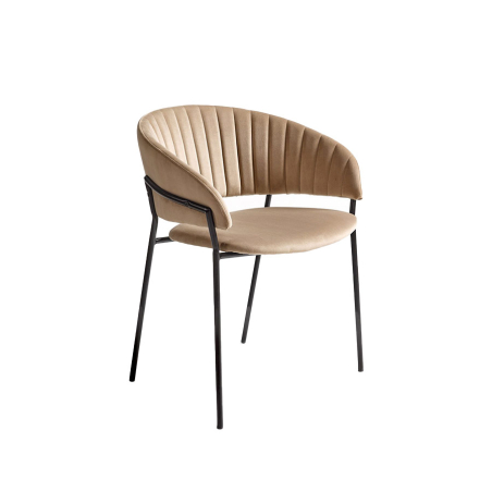 Silla de terciopelo beige, con asiento curvo y estructura de metal negro, de Crisal Decoración