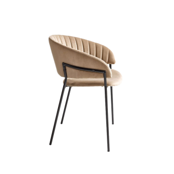 Silla de terciopelo beige, con asiento curvo y estructura de metal negro, de Crisal Decoración 2