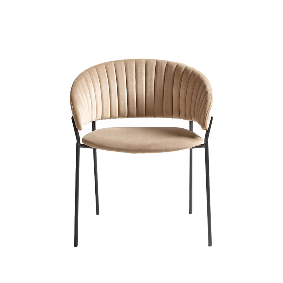 Vista frontal de la Silla de terciopelo beige, con asiento curvo y estructura de metal negro, de Crisal Decoración