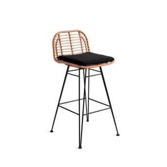 Taburete de terraza de Crisal Decoración, en ratán sintético y base metálica