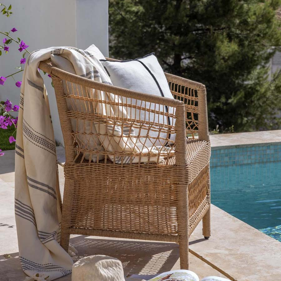 Sillón Jano de Crisal Decoración integrado en ambiente exterior