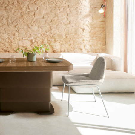 Silla LLido de la marca Pemi Mobiliario en tapizado arnol 4 y vista de ambiente.