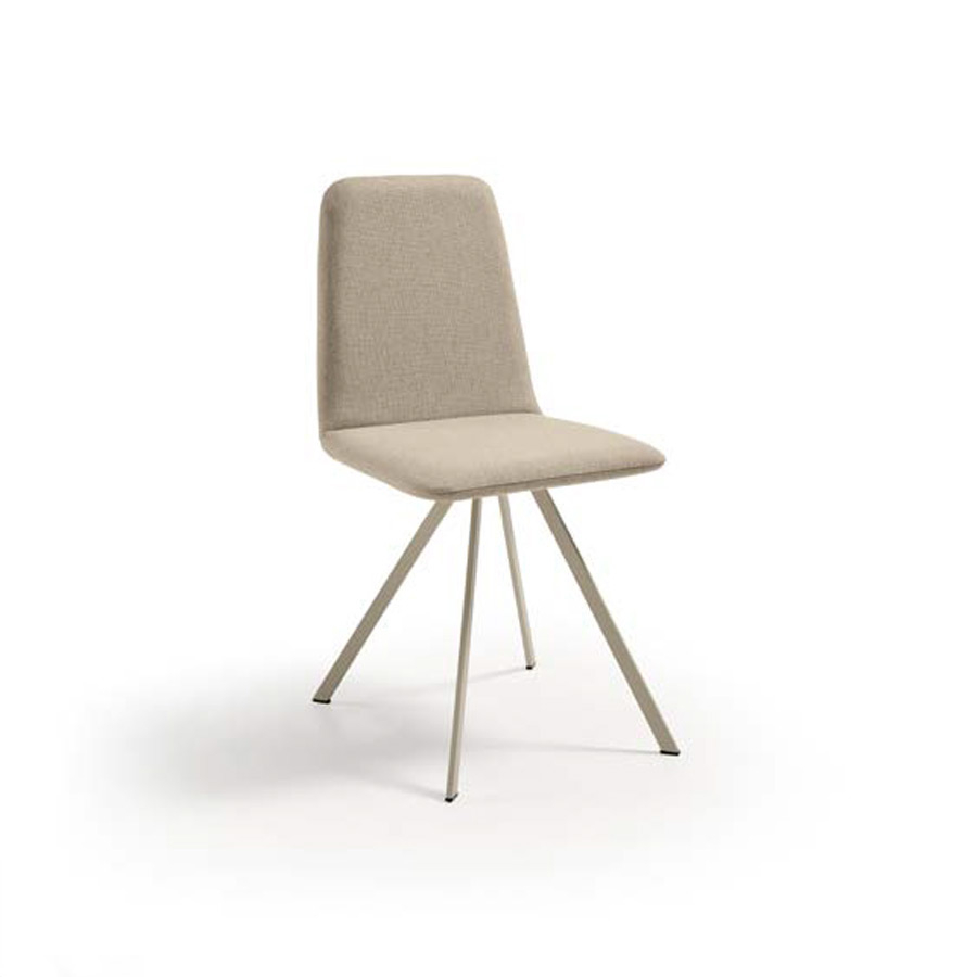 Silla Balvet de la marca nacional Pemi en tapizado Taipei 5 y vista escorzada.