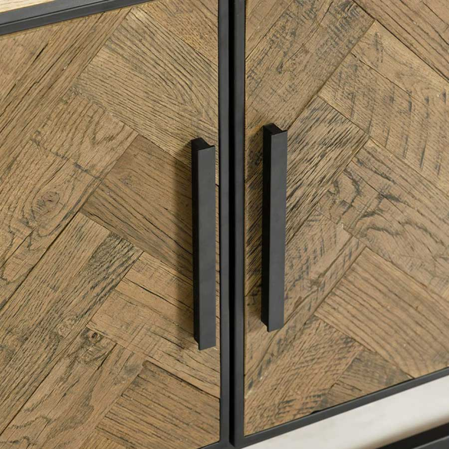 Detalle de los tiradores en metal negro  del Aparador TV roble envejecido de Crisal Decoración