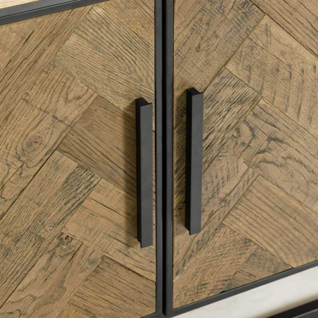 Detalle de los tiradores en metal negro  del Aparador TV roble envejecido de Crisal Decoración