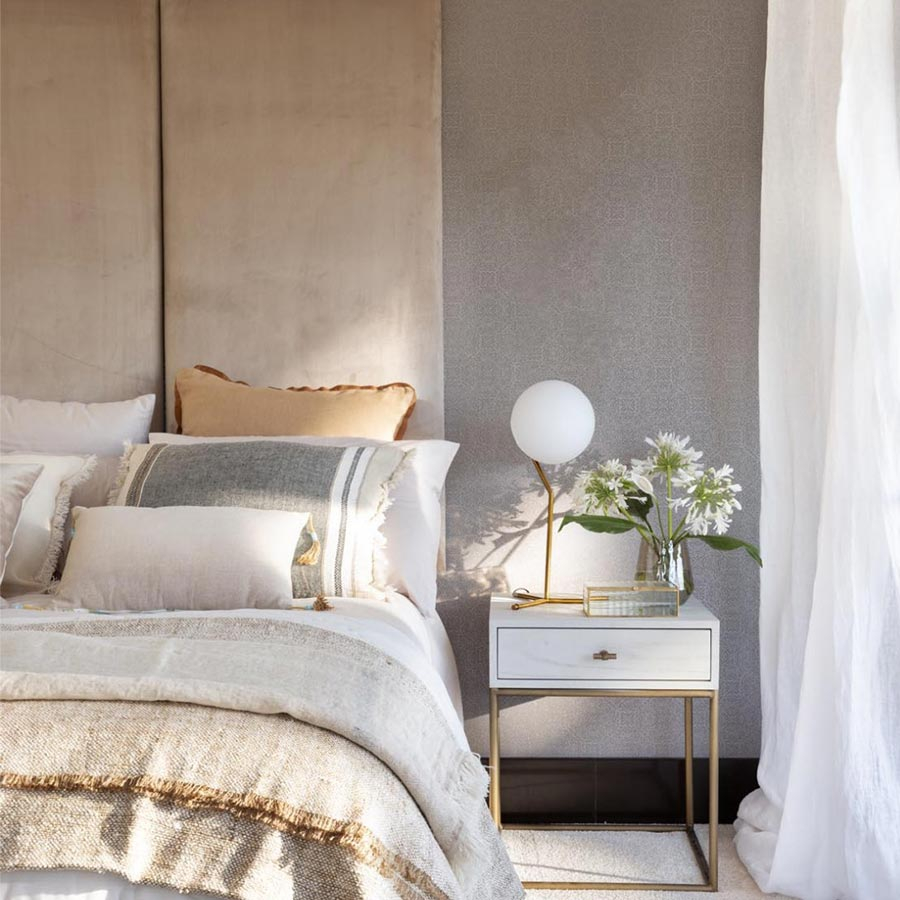 Mesita de noche Alaya, de Crisal Decoración, integrada en ambiente de dormitorio
