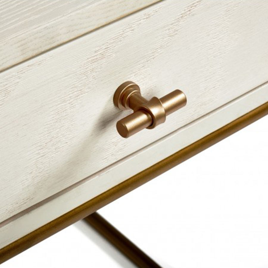 Detalle del tirador en forma de "T" de la Mesita de noche Alaya de Crisal Decoración