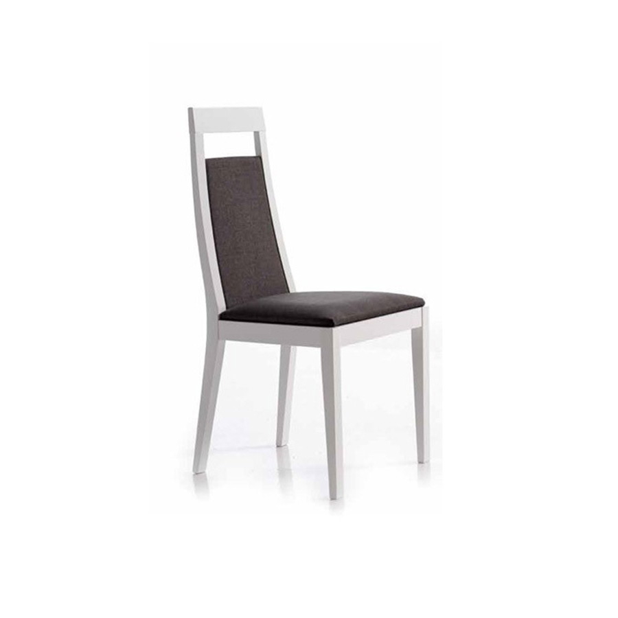 Silla Kelly de la marca Pemi Mobiliario en tapizado negro.