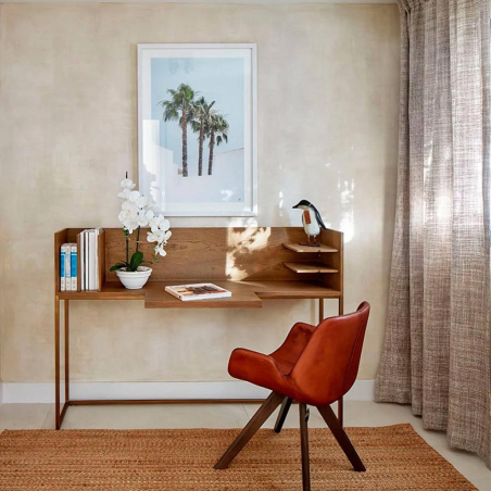 Escritorio roble natural y dorado  integrado en ambiente, de Crisal Decoración