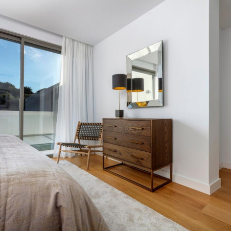 Cómoda de roble y metal de Crisal Decoración integrada en ambiente de dormitorio