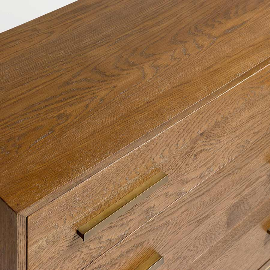 Detalle de los tiradores en metal de la Cómoda de roble y metal de Crisal Decoración