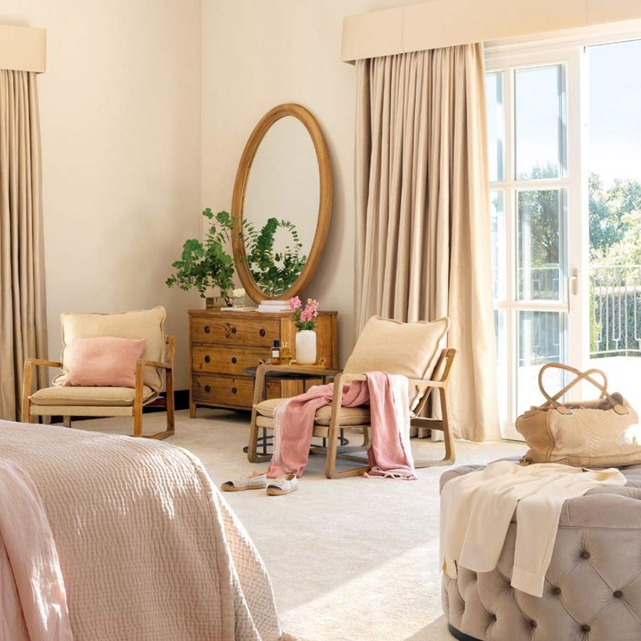 Cómoda gustaviana envejecida de Crisal Decoración integrada en ambiente de dormitorio