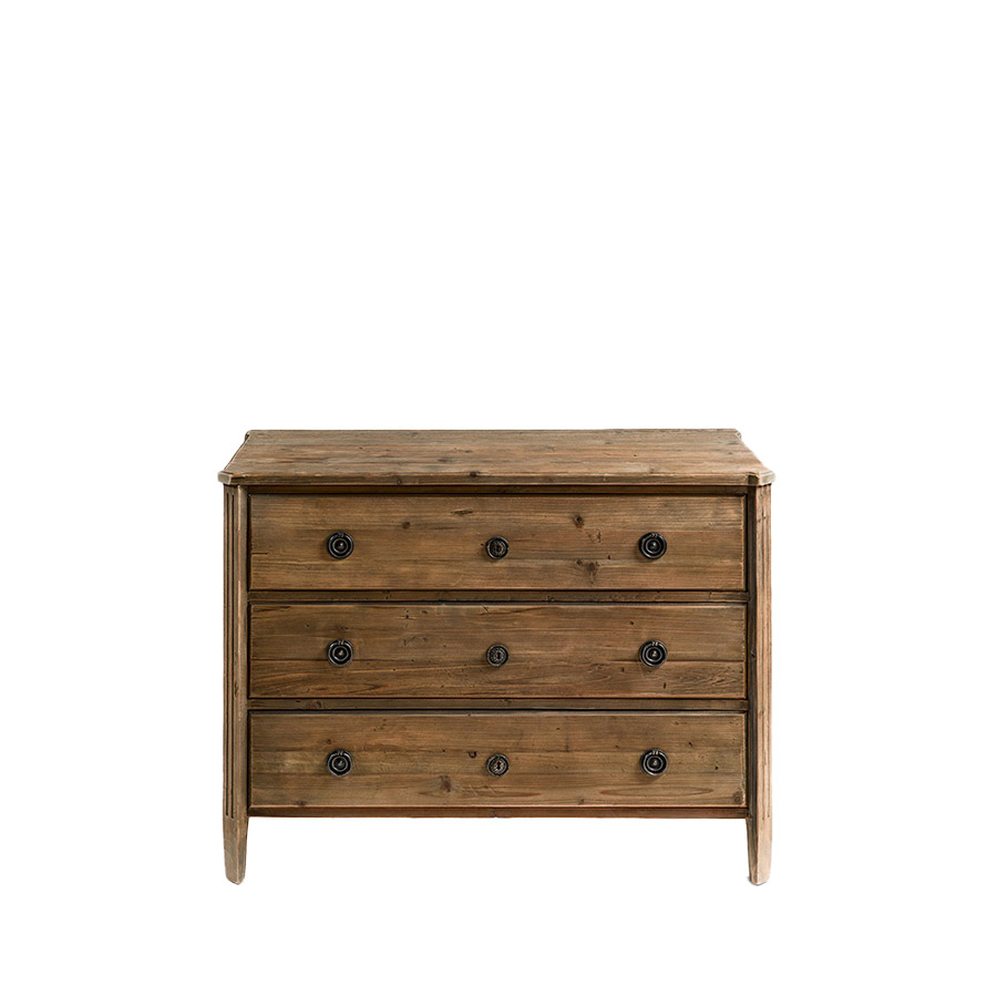 Vista frontal de la Cómoda gustaiana envejecida de Crisal Decoración, en madera de pino y tiradores de latón