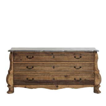 Cómoda en madera de pino, con tablero de piedra y tiradores de latón, de Crisal Decoración
