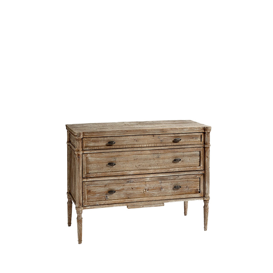 Cómoda envejecida de madera de pino con tiradores de latón, de Crisal Decoración