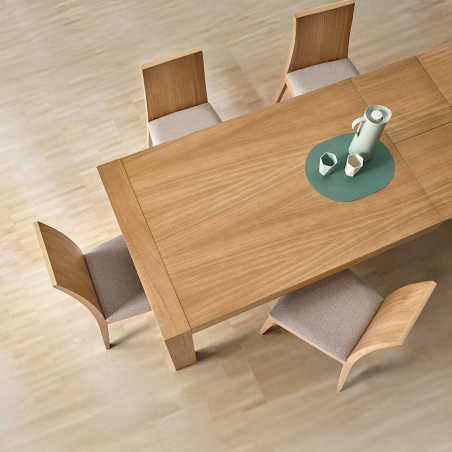 Mesa extensible de comedor Évora de Pemi Mobiliario abierta y vista de ambiente.