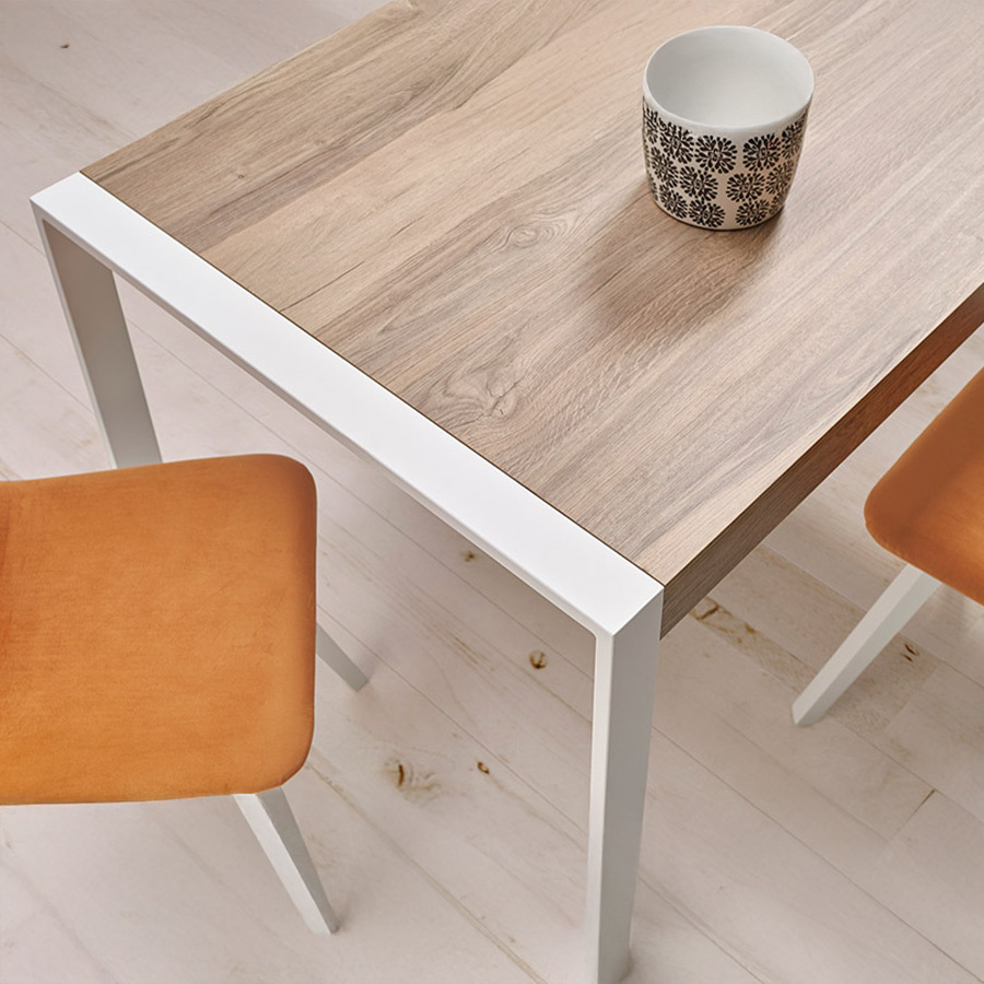 Detalle del lateral de la mesa de comedor Tema extensible y cuadrada de Pemi.