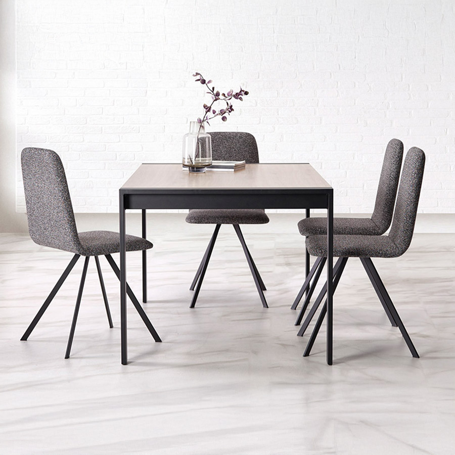 Mesa extensible cuadrada Tema de la marca Pemi Mobiliario en vista de ambiente con sillas modelo Balvet.
