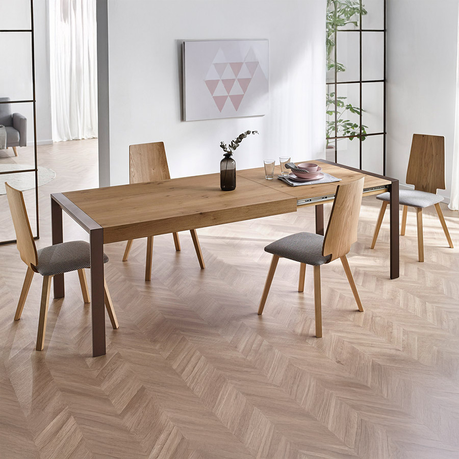 Mesa extensible cuadrada Tema de la marca Pemi Mobiliario en versión extendida y vista de ambiente con sillas modelo sira.