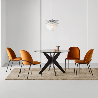 Mesa Mon de Pemi Mobiliario en vista de ambiente con sillas modelo Nova.